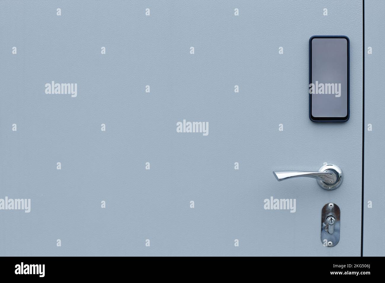 Image d'arrière-plan minimale de la porte en métal avec serrure électronique dans l'unité de stockage, espace de copie Banque D'Images