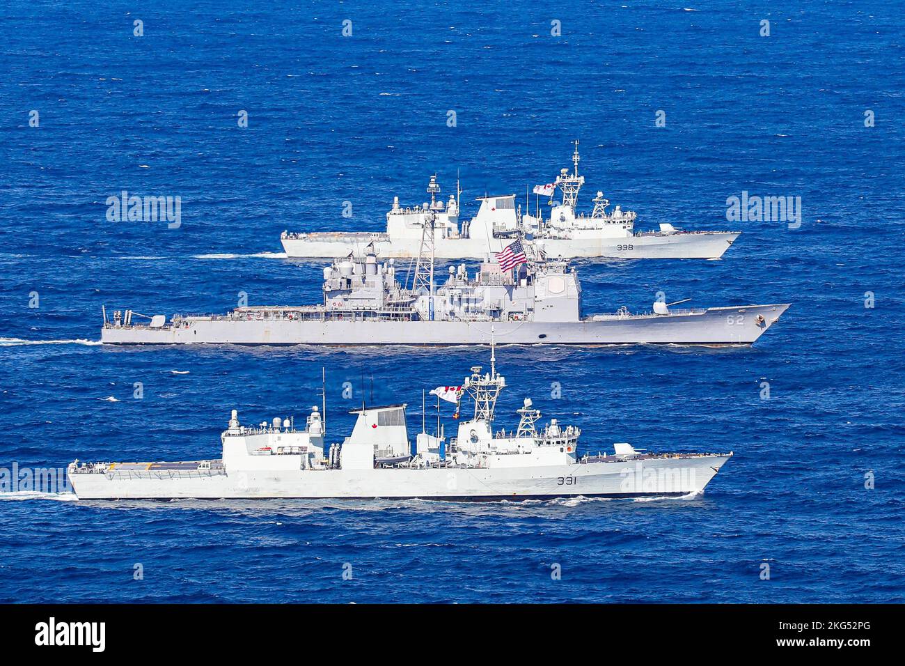 MER DES PHILIPPINES (oct 30, 2022) le croiseur à missiles guidés de classe Ticonderoga USS Chancellorsville (CG 62) navigue en bordure des navires de la Marine royale du Canada NCSM Vancouver (FFH 331) et Winnipeg (FFH 338) dans la mer des Philippines, octobre 30. Chancellorsville est déployé vers l'avant à la flotte américaine 7th pour soutenir la sécurité et la stabilité dans l'Indo-Pacifique et est affecté au commandant de la Force opérationnelle 70, une force prête pour le combat qui protège et défend l'intérêt maritime collectif de ses alliés et partenaires dans la région. Banque D'Images