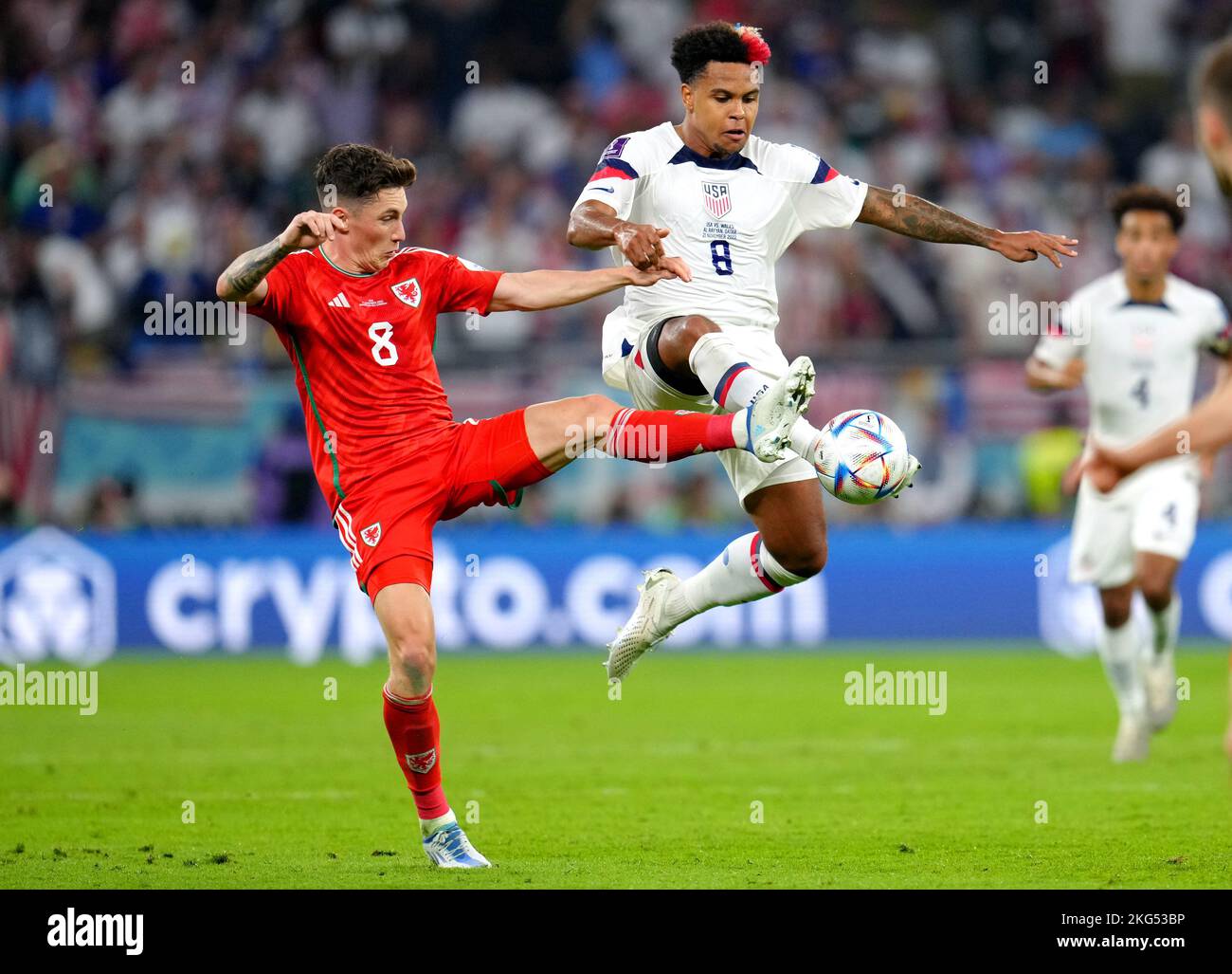 Harry Wilson (à gauche) du pays de Galles et Weston McKennie aux États-Unis se battent pour le ballon lors du match de la coupe du monde de la FIFA, groupe B, au stade Ahmad Bin Ali, à Al-Rayyan. Date de la photo: Lundi 21 novembre 2022. Banque D'Images
