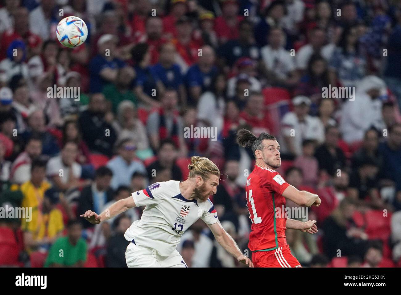 Al Rayyan, Qatar. 21st novembre 2022. Tim REAM (L) des États-Unis dirige le bal avec Gareth Bale du pays de Galles lors du match du groupe B entre les États-Unis et le pays de Galles lors de la coupe du monde de la FIFA 2022 au stade Ahmad Bin Ali à Al Rayyan, Qatar, le 21 novembre 2022. Credit: Zheng Huansong/Xinhua/Alay Live News Banque D'Images