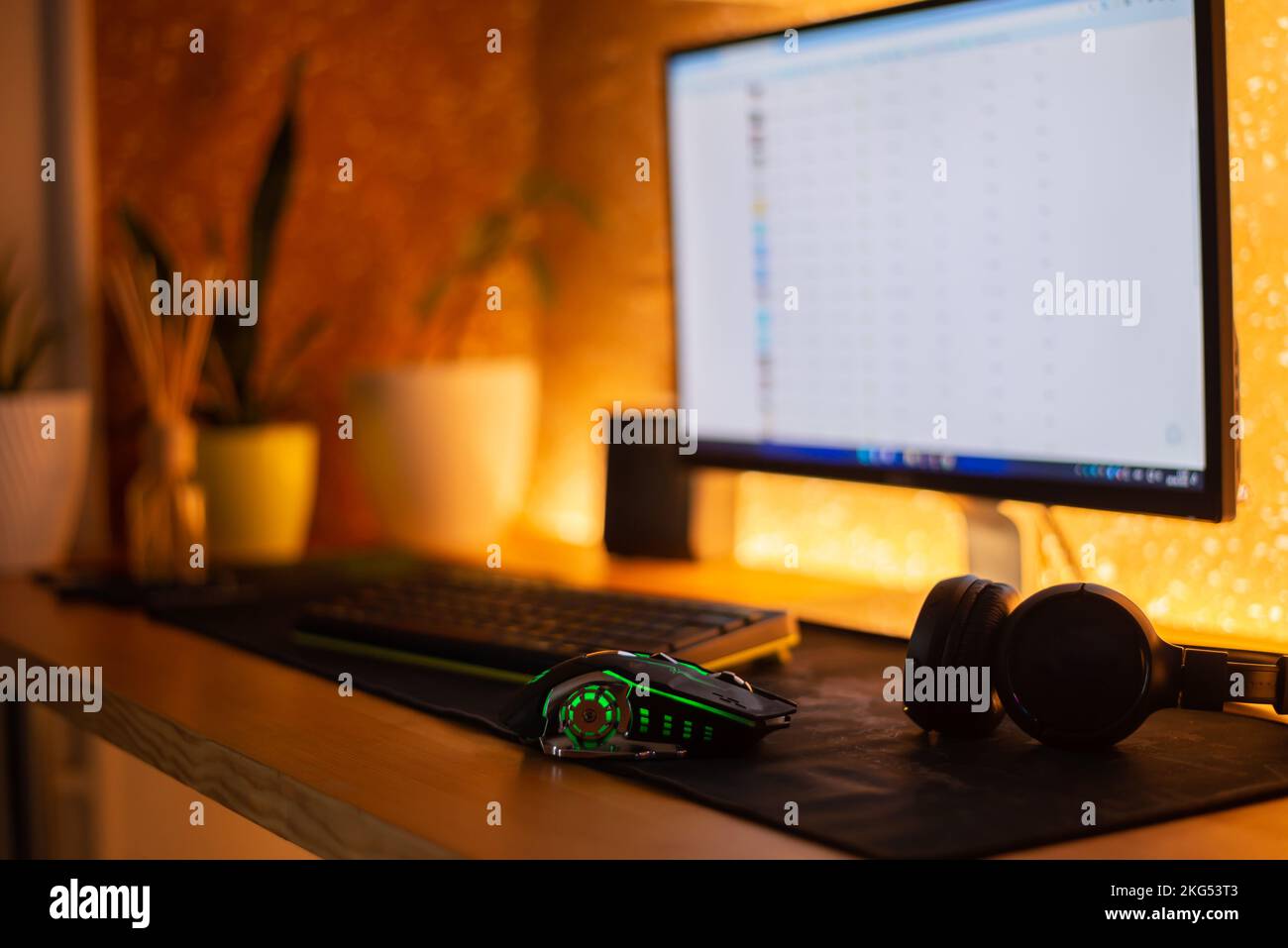 Ordinateur souris sur le tapis près du clavier. Banque D'Images