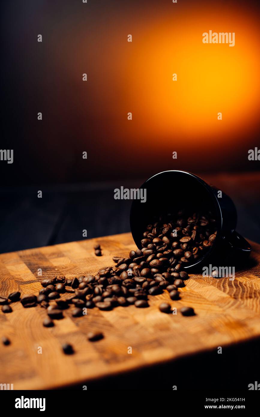 Grains de café d'une tasse sur fond de bois chaud. Arôme du café. Banque D'Images