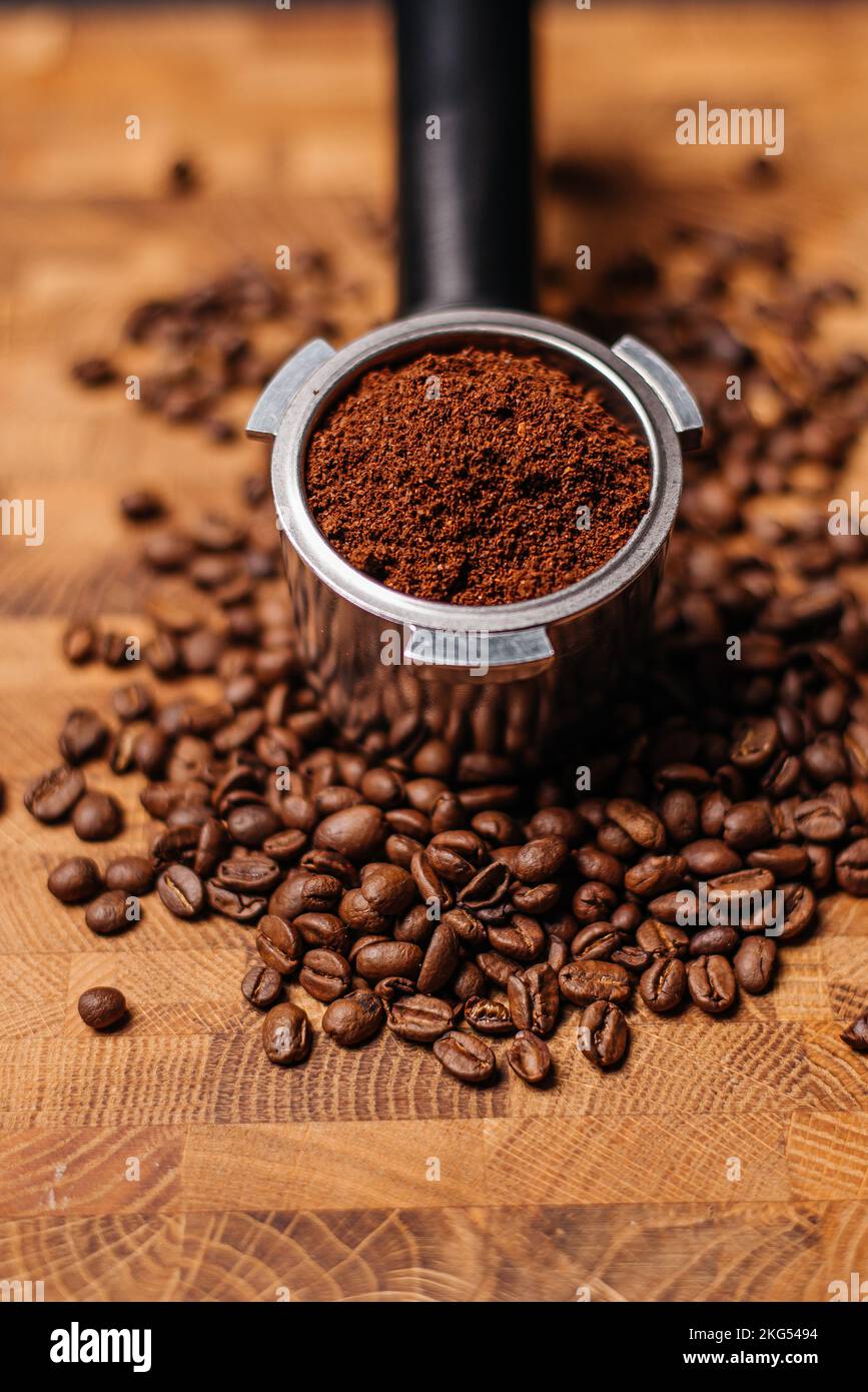 Porte-filtre avec café moulu sur fond de grains de café Banque D'Images