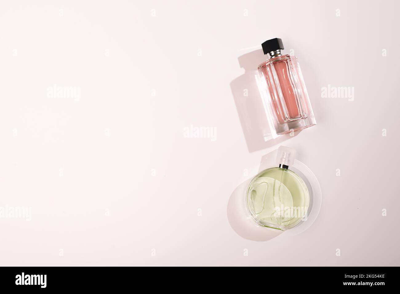 Le concept de Selectof esprits. Deux bouteilles de parfum sur fond clair Banque D'Images