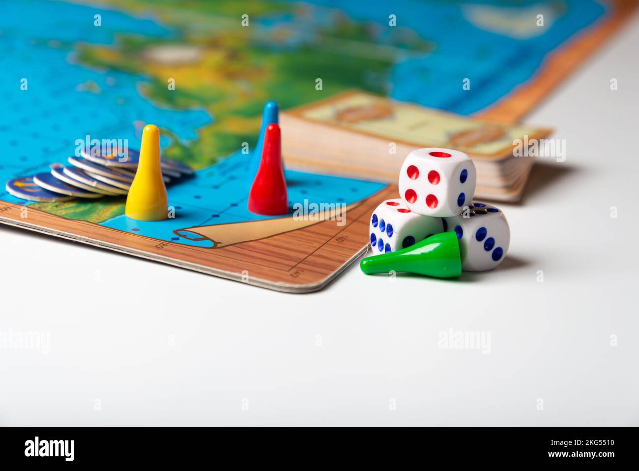 Jeu de société avec cubes et figurines, Banque D'Images