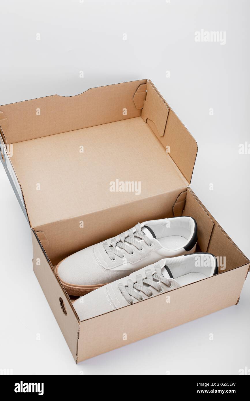 Chaussures Noviy pour homme dans une boîte en papier sur fond blanc Banque D'Images