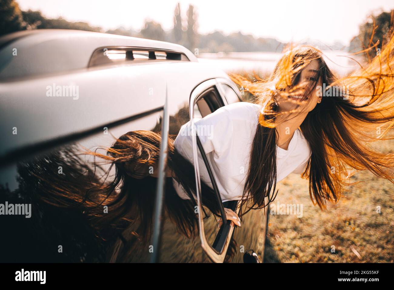 les femmes voyagent pour se reposer sur les vacances. Se déplacer dans le parking. heureux de la nature, forêt rurale. En été Banque D'Images