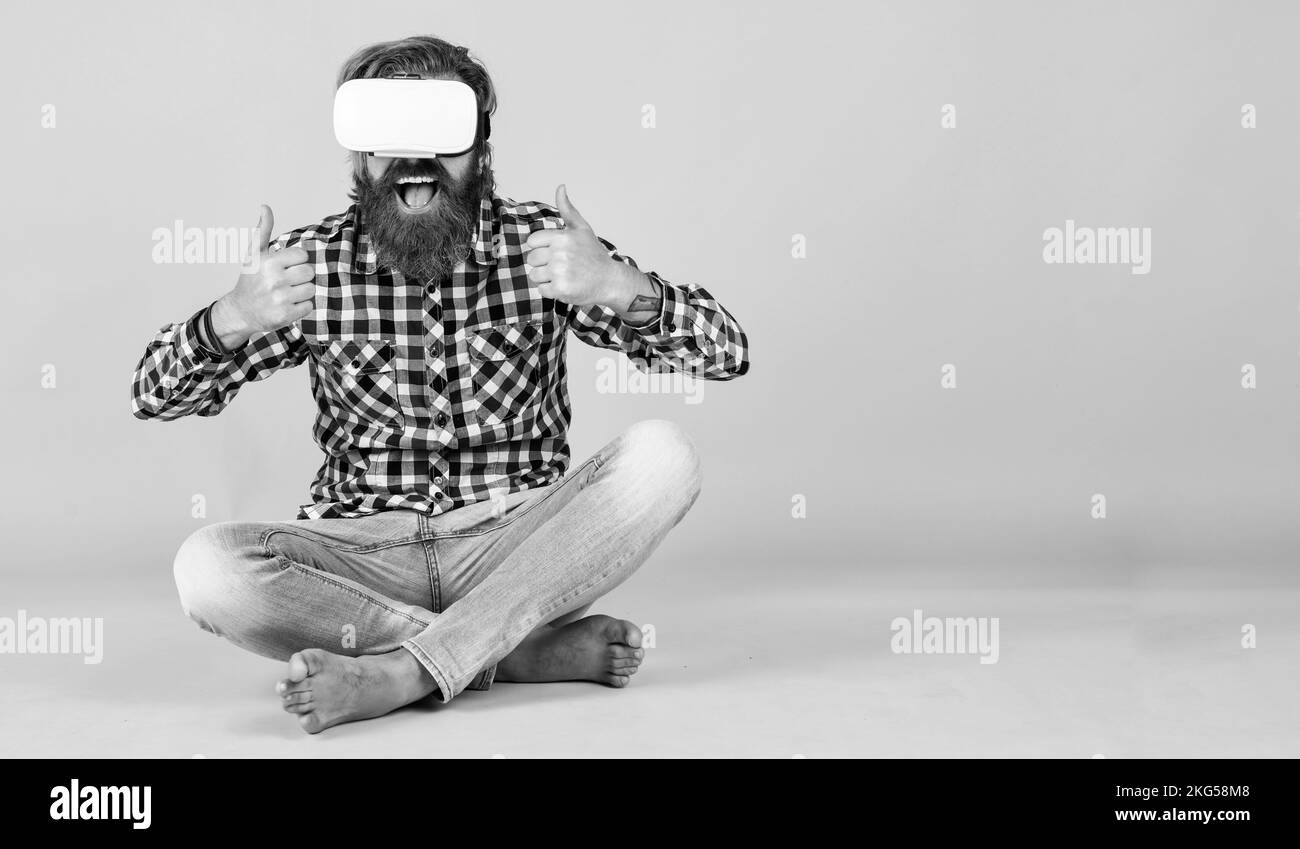 Tout est si réel. La digitalisation. Travailler sur un projet de programmation. Homme utilisant un casque VR. Hipster barbu utilise la technologie moderne. Homme avec des lunettes Banque D'Images