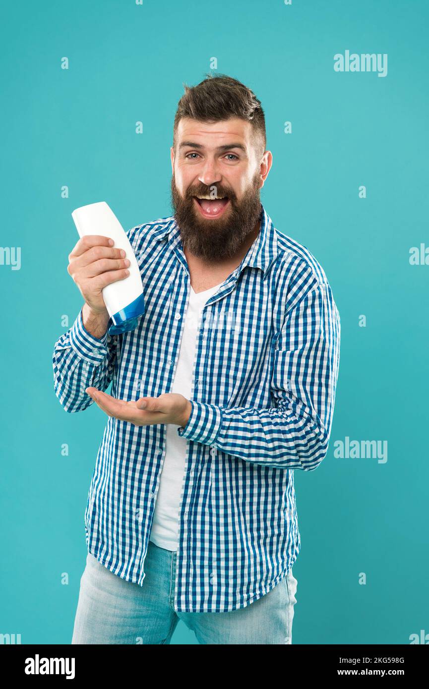 Bouteille de shampooing Man Hold. Soins capillaires. Shampooing pour usage quotidien. Lotion pour la peau. Le shampooing et l'après-shampooing que vous choisissez peuvent faire toute la différence dans les cheveux Banque D'Images Bouteille de shampooing Man Hold. Soins capillaires. Shampooing pour usage quotidien. Lotion pour la peau. Le shampooing et l'après-shampooing que vous choisissez peuvent faire toute la différence dans les cheveux Banque D'Images