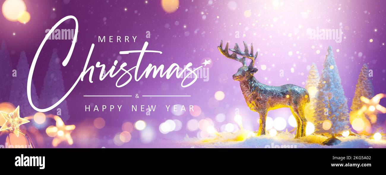 Carte de vœux de Noël ou bannière avec renne santas et décoration d'arbre enneigé ; espace pour les copies Banque D'Images