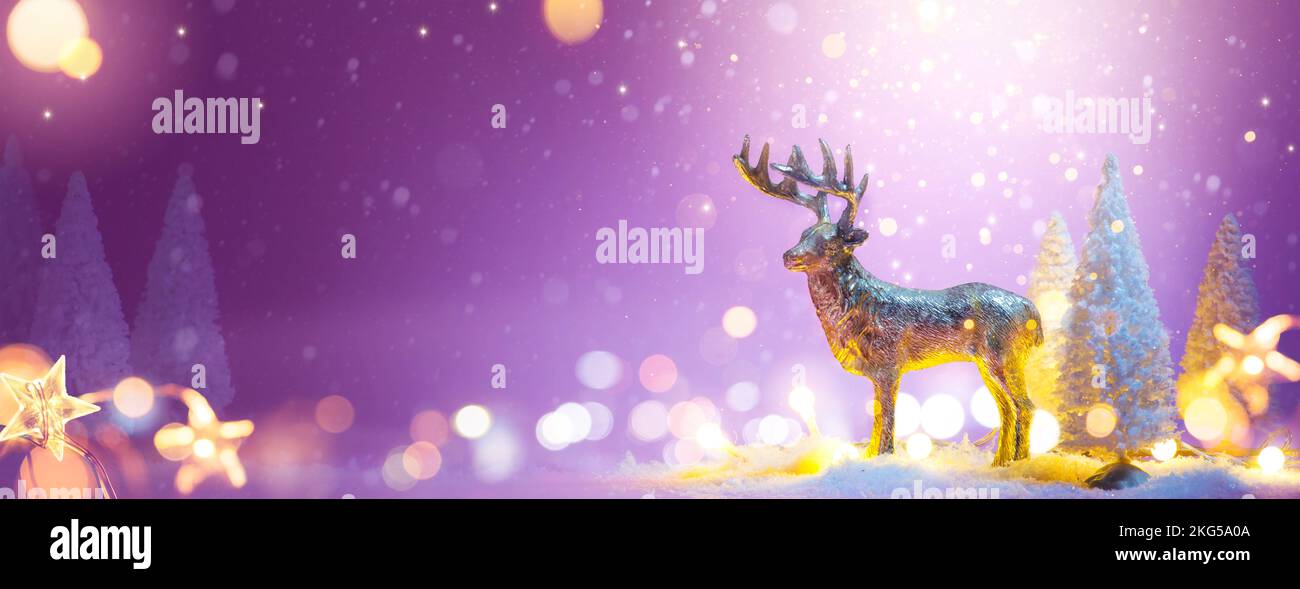 Carte de vœux de Noël ou bannière avec renne santas et décoration d'arbre enneigé ; espace pour les copies Banque D'Images