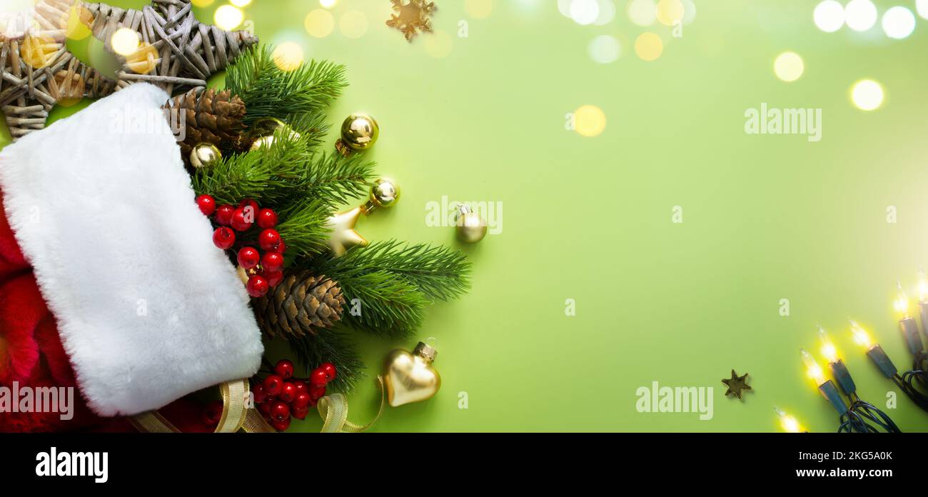 Cadeaux de Noël et décoration d'arbre de Noël. Motif banderole de Noël ou carte de vœux avec espace de copie Banque D'Images