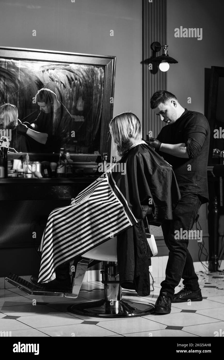 homme barbu. soins des cheveux et de la barbe. homme brutal et confiant. soin des cheveux dans un salon de coiffure. Banque D'Images