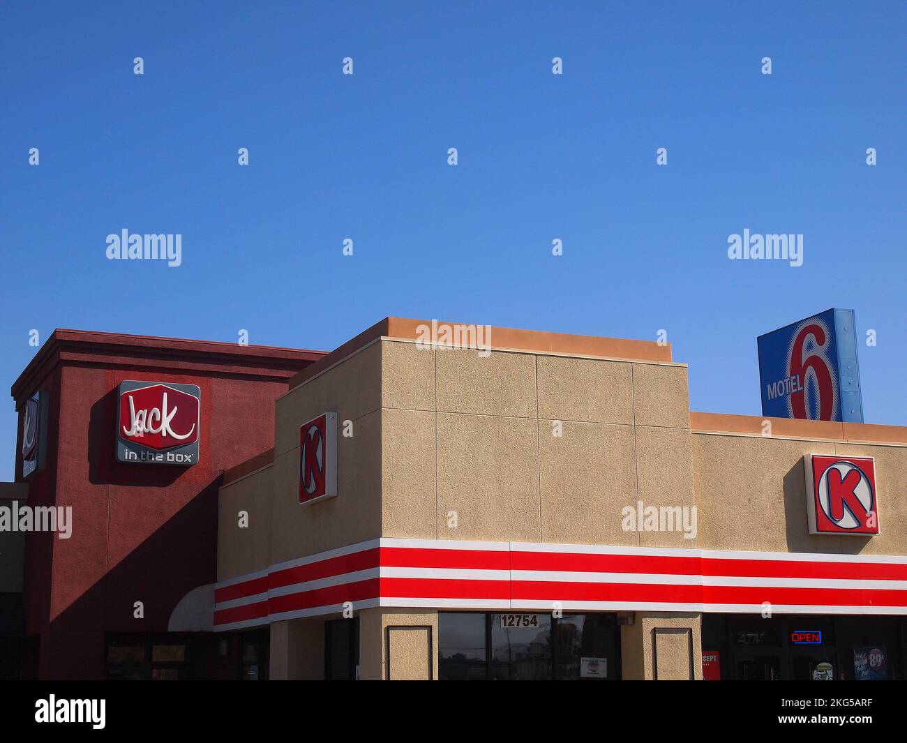 Entreprises le long de l'autoroute I 5 en Californie Banque D'Images
