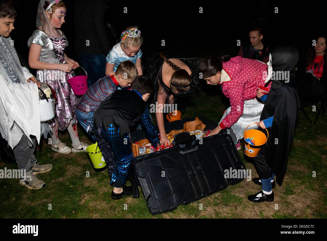 Des centaines d'enfants vêtus de fantômes, de ghouls et de gobelins visitent des résidences près de RAF Broughton pour célébrer Halloween avec le personnel américain le 31 octobre 2022. Les bénévoles de la patrouille de citrouille de Broughton ont collaboré avec le ministère de la police de la Défense, le conseil de district de Cherwell et la police de la vallée de la Tamise pour favoriser un bon moment et en toute sécurité. Les militaires et civils américains et multinationaux ont participé à la création d'une nuit spéciale pour la communauté locale près de Broughton. Banque D'Images