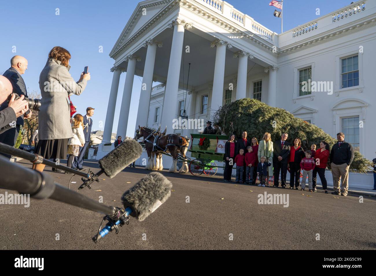 Washington, États-Unis. 21st novembre 2022. La première dame Jill Biden se tient avec son petit-fils beau Biden Jr. Alors qu'elle reçoit l'arbre de Noël officiel de la Maison Blanche 2022 à la Maison Blanche à Washington, DC lundi, 21 novembre 2022. La première dame est accompagnée de la mère de la Garde nationale et de l'Armée, Mme Kelly Hokanson, épouse du chef du Bureau général de la Garde nationale, Daniel Hokanson. Photo de Ken Cedeno/UPI crédit: UPI/Alay Live News Banque D'Images