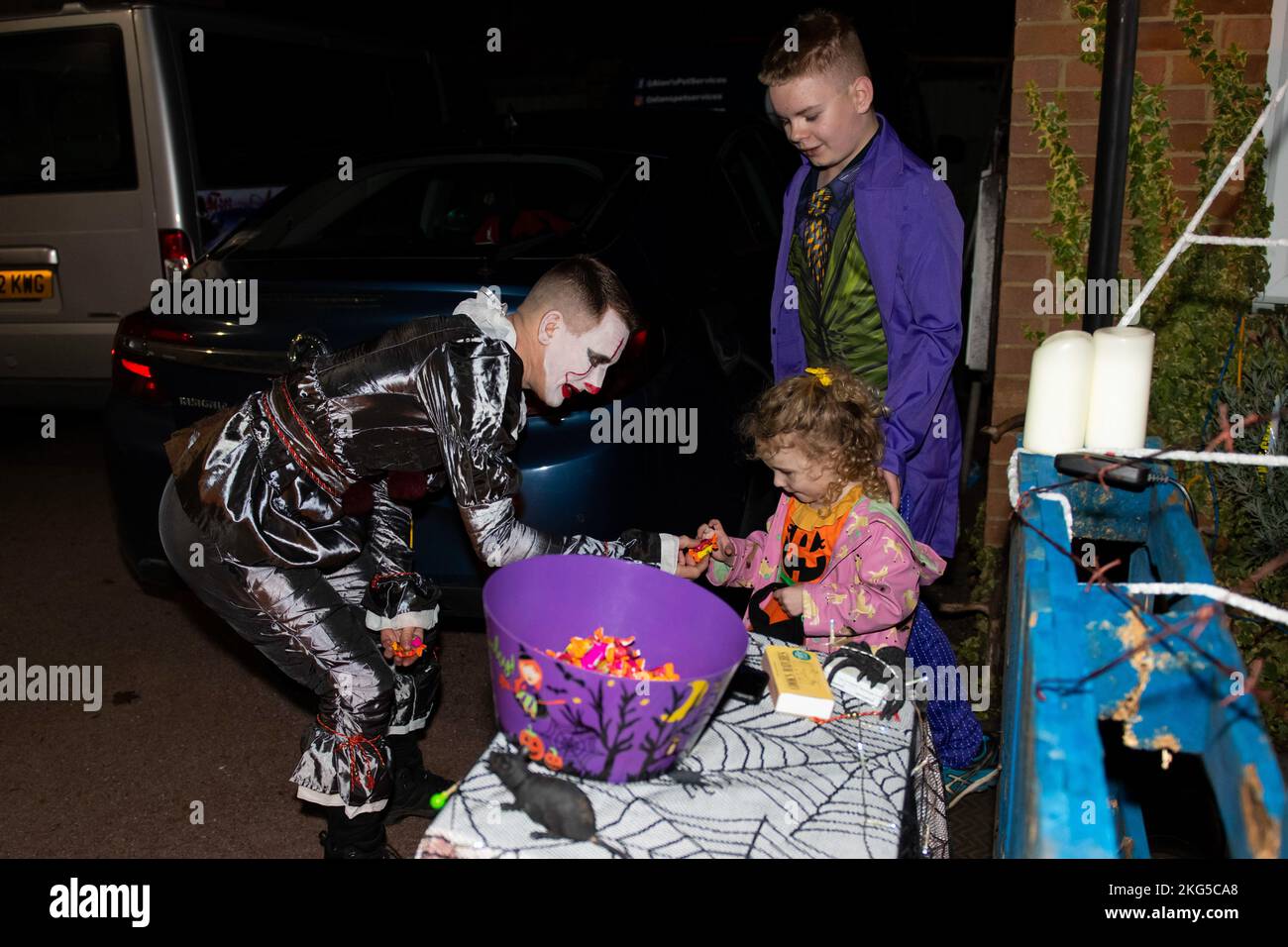 Des centaines d'enfants vêtus de fantômes, de ghouls et de gobelins visitent des résidences près de RAF Broughton pour célébrer Halloween avec le personnel américain le 31 octobre 2022. Les bénévoles de la patrouille de citrouille de Broughton ont collaboré avec le ministère de la police de la Défense, le conseil de district de Cherwell et la police de la vallée de la Tamise pour favoriser un bon moment et en toute sécurité. Les militaires et civils américains et multinationaux ont participé à la création d'une nuit spéciale pour la communauté locale près de Broughton. Banque D'Images