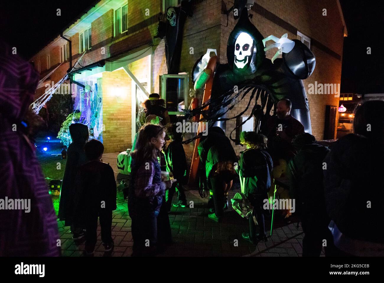 Des centaines d'enfants vêtus de fantômes, de ghouls et de gobelins visitent des résidences près de RAF Broughton pour célébrer Halloween avec le personnel américain le 31 octobre 2022. Les bénévoles de la patrouille de citrouille de Broughton ont collaboré avec le ministère de la police de la Défense, le conseil de district de Cherwell et la police de la vallée de la Tamise pour favoriser un bon moment et en toute sécurité. Les militaires et civils américains et multinationaux ont participé à la création d'une nuit spéciale pour la communauté locale près de Broughton. Banque D'Images