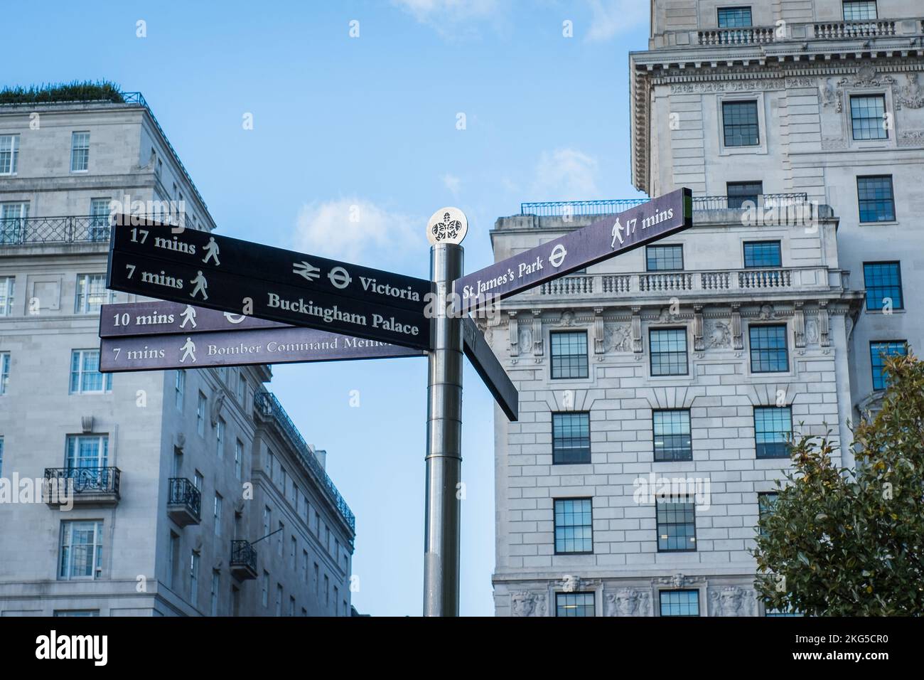 Flèches de guidage montrant différentes directions populaires et des distances à pied dans la zone touristique de la ville de Londres. Panneau touristique de Londres. Banque D'Images