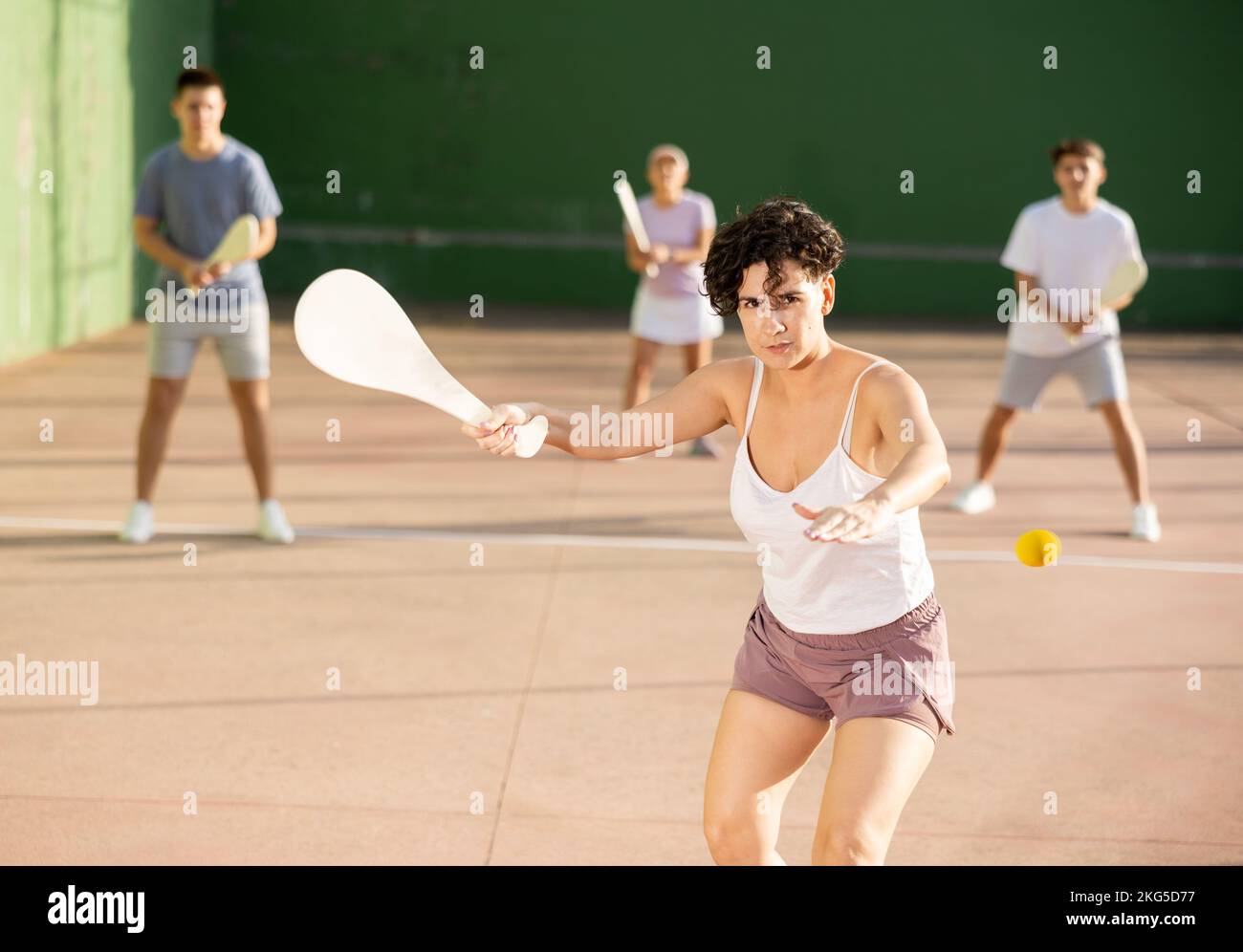 Femme basque pelote joueur frapper balle avec raquette en bois Banque D'Images