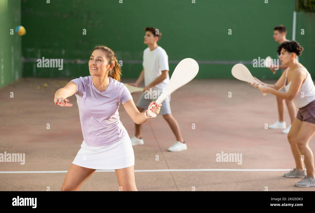 Femme basque pelote joueur frapper balle avec raquette en bois Banque D'Images