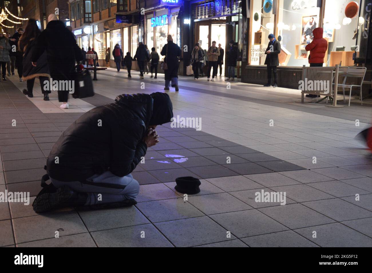 Stockholm, Suède - novembre 2022 - Drottninggatan - Un mendiant demandant des almes sur ses genoux. (Photo de Markku Rainer Peltonen) Banque D'Images