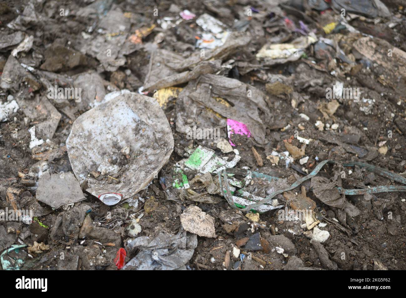 Décharge de déchets sur le site de traitement des déchets. Concept de pollution de l'environnement. Mise au point sélective Banque D'Images