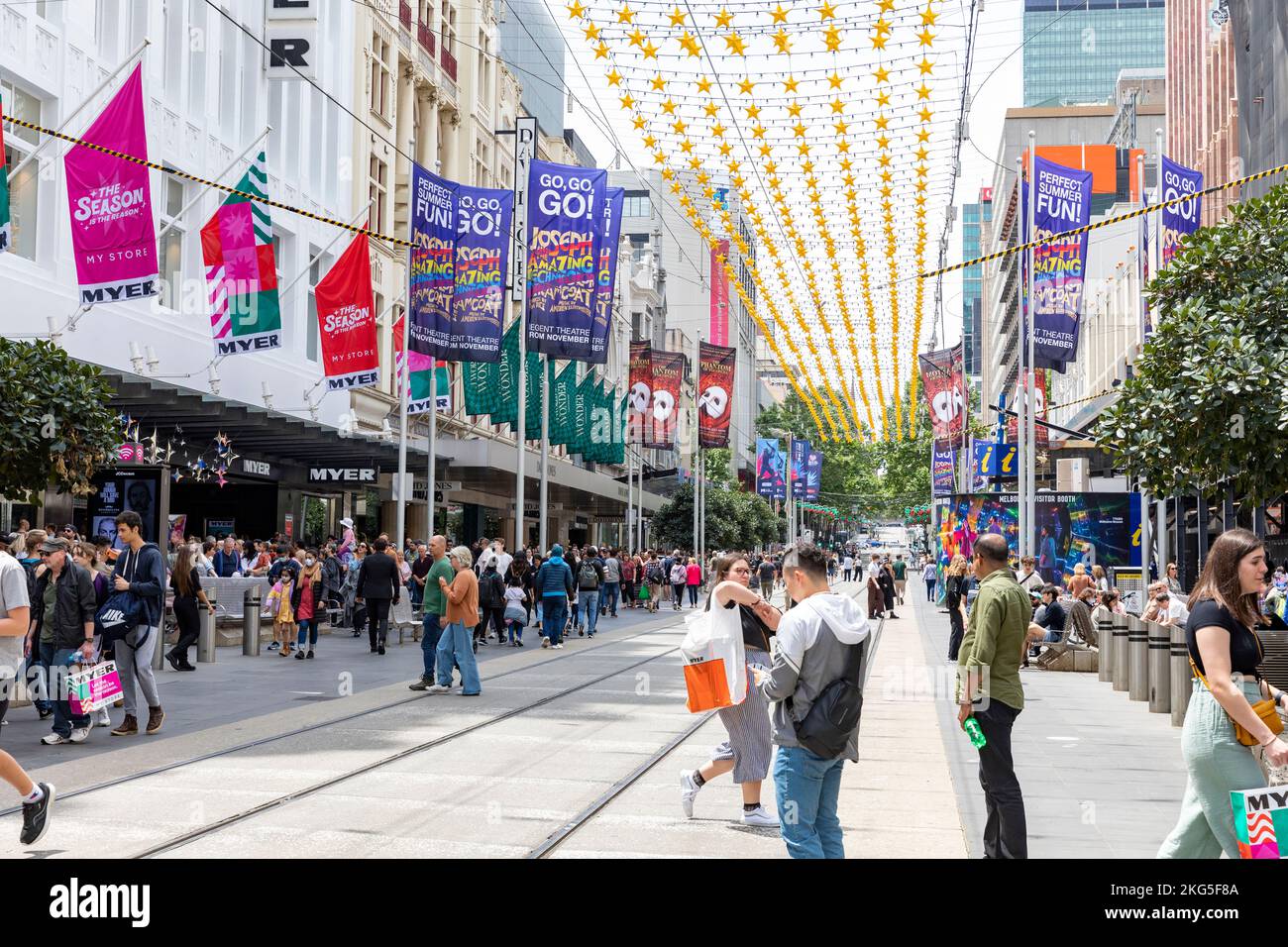 Décorations de Noël et les acheteurs de noël dans la rue Bourke, le centre-ville de Melbourne, Victoria, Australie Banque D'Images