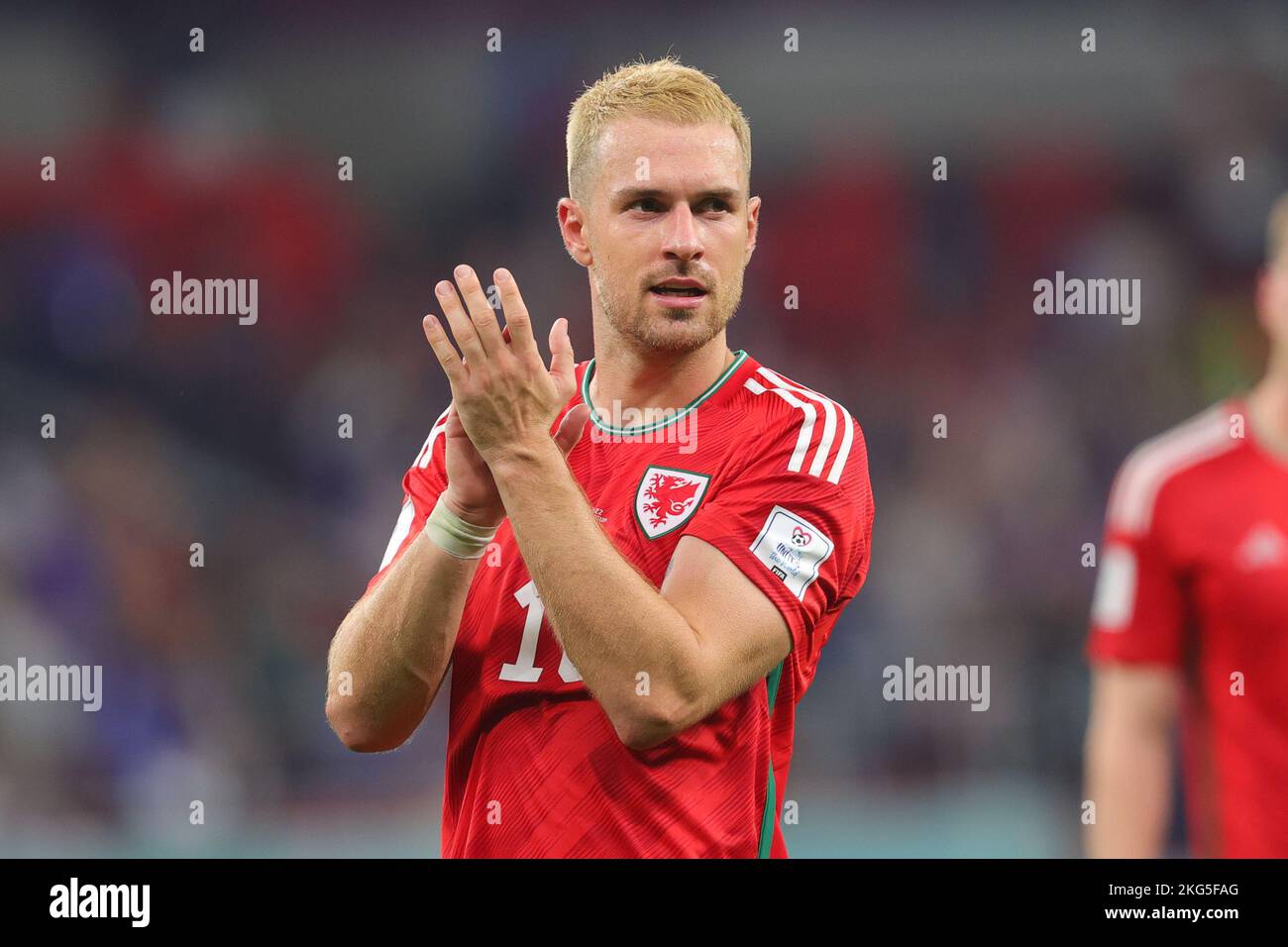 AR Rayyan, Qatar. 22nd novembre 2022. Aaron Ramsey, du pays de Galles, remercie les fans lors du match de la coupe du monde de la FIFA, Qatar 2022, groupe B entre les États-Unis et le pays de Galles, au stade Ahmad Bin Ali, AR-Rayyan, Qatar, le 21 novembre 2022. Photo de Peter Dovgan. Utilisation éditoriale uniquement, licence requise pour une utilisation commerciale. Aucune utilisation dans les Paris, les jeux ou les publications d'un seul club/ligue/joueur. Crédit : UK Sports pics Ltd/Alay Live News Banque D'Images