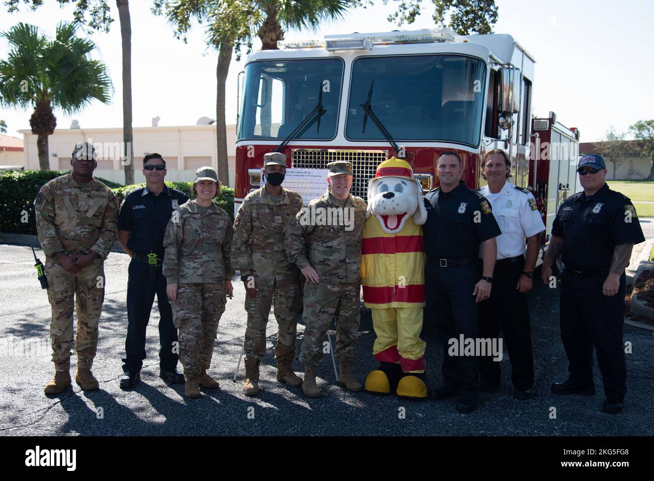 Les membres de l'équipe de direction de l'escadre de ravitaillement en carburant aérien 6th prennent une photo de groupe avec les pompiers affectés à l'escadron du génie civil 6th à la base aérienne de MacDill, en Floride, le 4 octobre 2022. La semaine de prévention des incendies est un événement annuel qui consiste en des activités communautaires quotidiennes visant à promouvoir la sécurité-incendie. Les événements incluent une visite de Sparky à l'école locale et une démonstration de tir. Banque D'Images