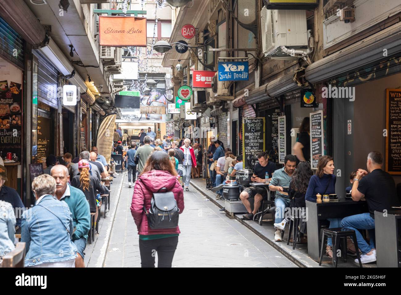 Centre place Melbourne, restaurants et cafés bondés dans cette allée de Melbourne, Victoria, Australie 2022 dame avec marche à dos Banque D'Images