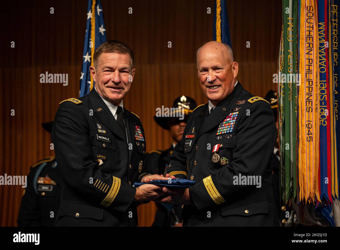 Le LTG James M. Richardson déclare Au revoir au Commandement de l'avenir de  l'Armée de terre et à l'Armée américaine et prend sa retraite après 40 ans  de service sur 4 octobre