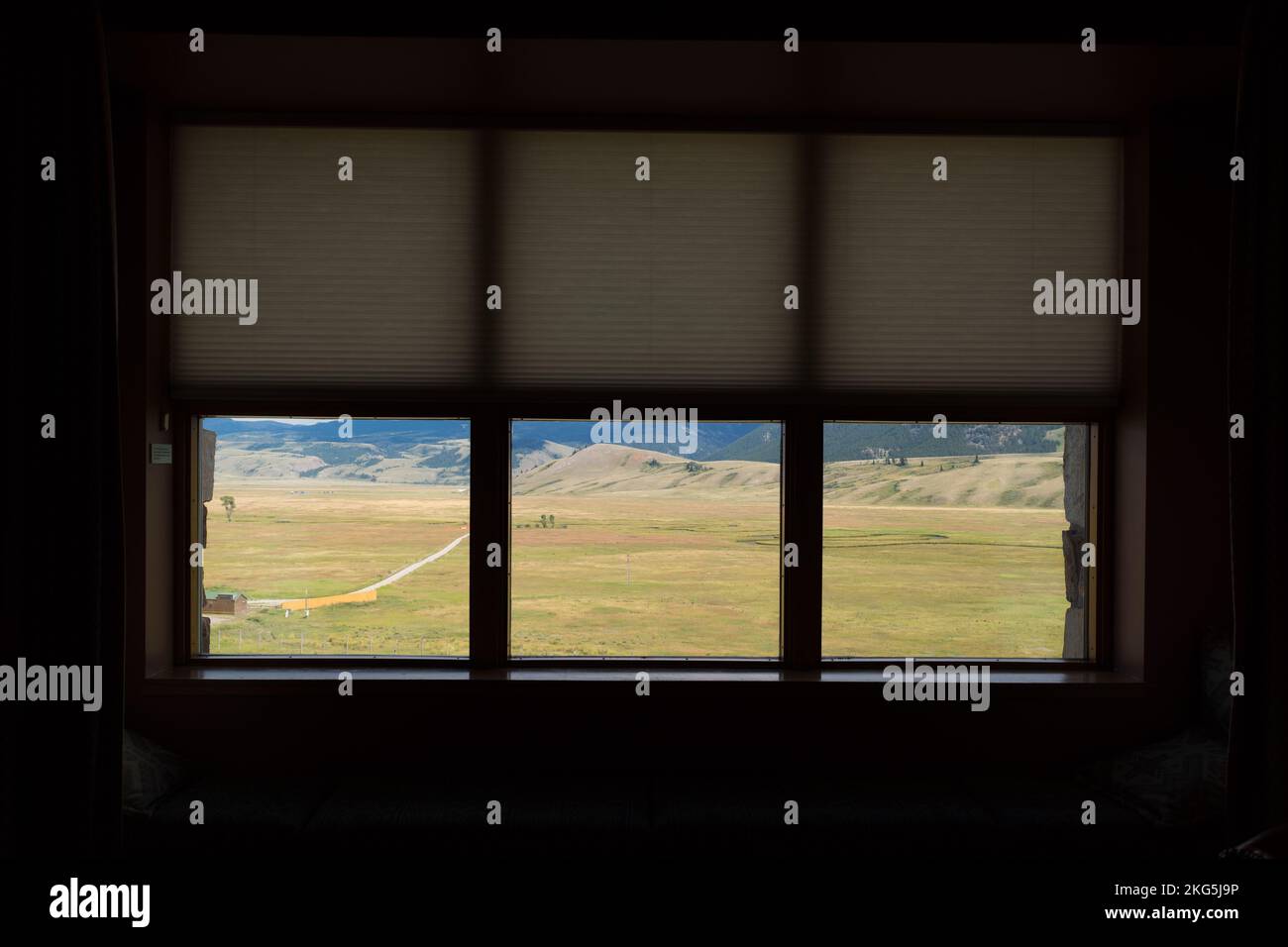 Un magnifique paysage luxuriant à Jackson, Wyoming vu d'une fenêtre dans une pièce sombre Banque D'Images