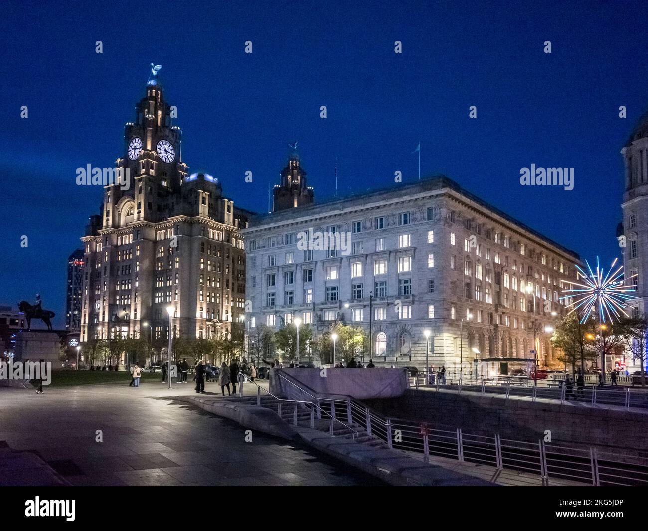 Scènes de rue de nuit à Liverpool de Pier Head en regardant vers les trois graces du foie, Cunard Shipping, et le port de Liverpool bâtiment Banque D'Images