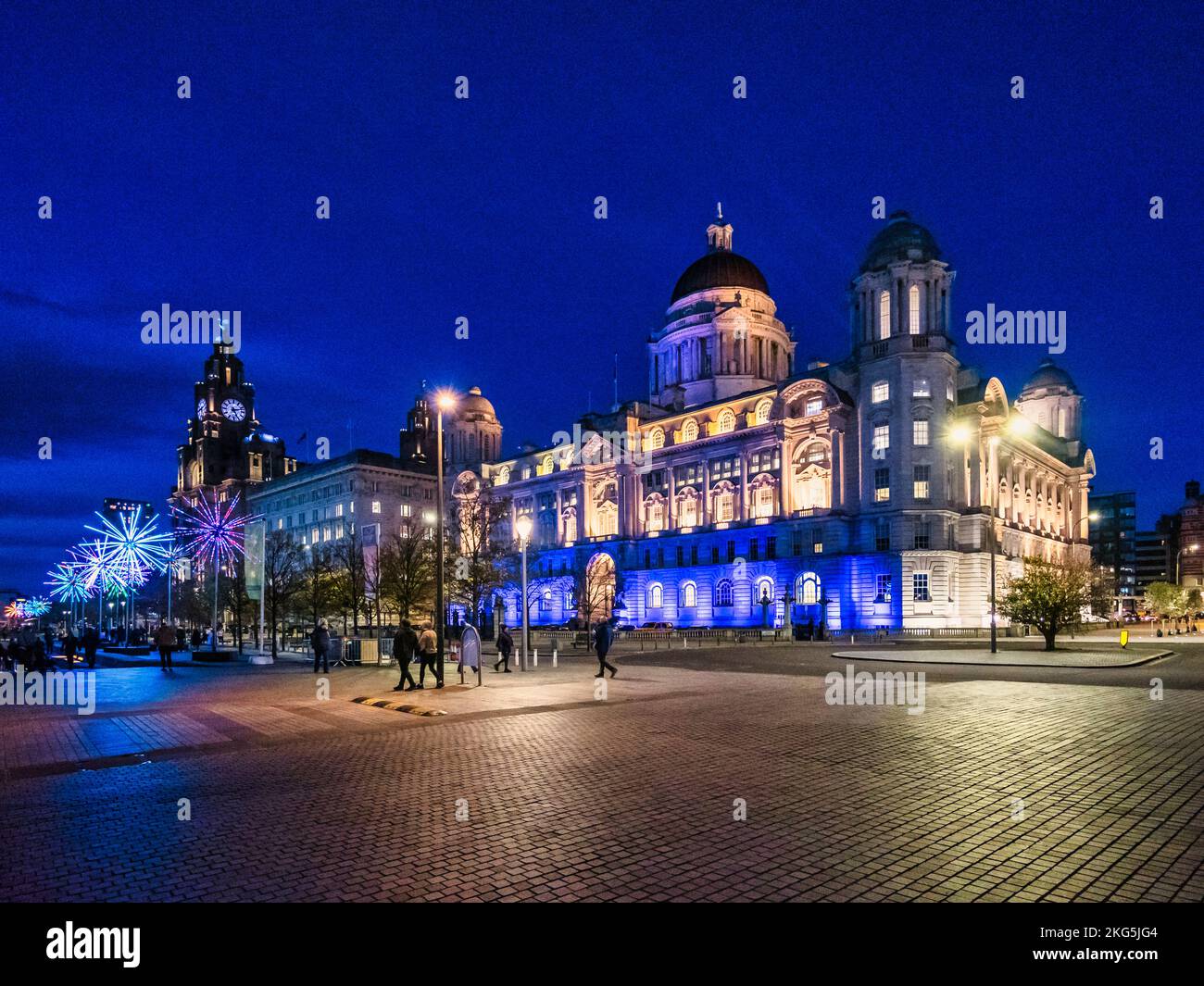 Scènes de rue de nuit à Liverpool de Pier Head en regardant vers les trois graces du foie, Cunard Shipping, et le port de Liverpool bâtiment Banque D'Images
