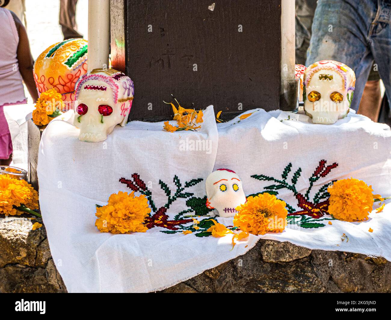 Autel avec des fleurs et des tissus faits à la main ainsi qu'une tête en plastique avec des yeux rouges dans la partie mexicaine de Los Angeles à Olvera Street, USA Banque D'Images