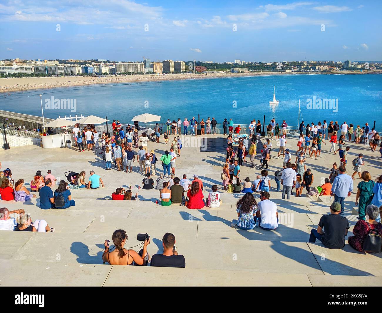 PORTO, PORTUGAL - 18 SEPTEMBRE 2022 : personnes à la fête du port d'opendoor, visite sur le toit du terminal de croisière du port de Leixoes, Cityscape et la plage de Matosinhos Banque D'Images
