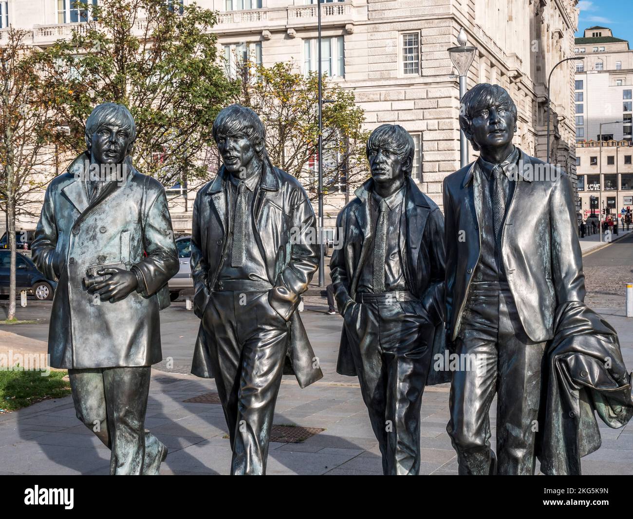 Scène de rue à Liverpool avec les statues de bronze du célèbre groupe pop Beatles, avec Paul McCartney, George Harrison, Ringo Starr, John Lennon Banque D'Images