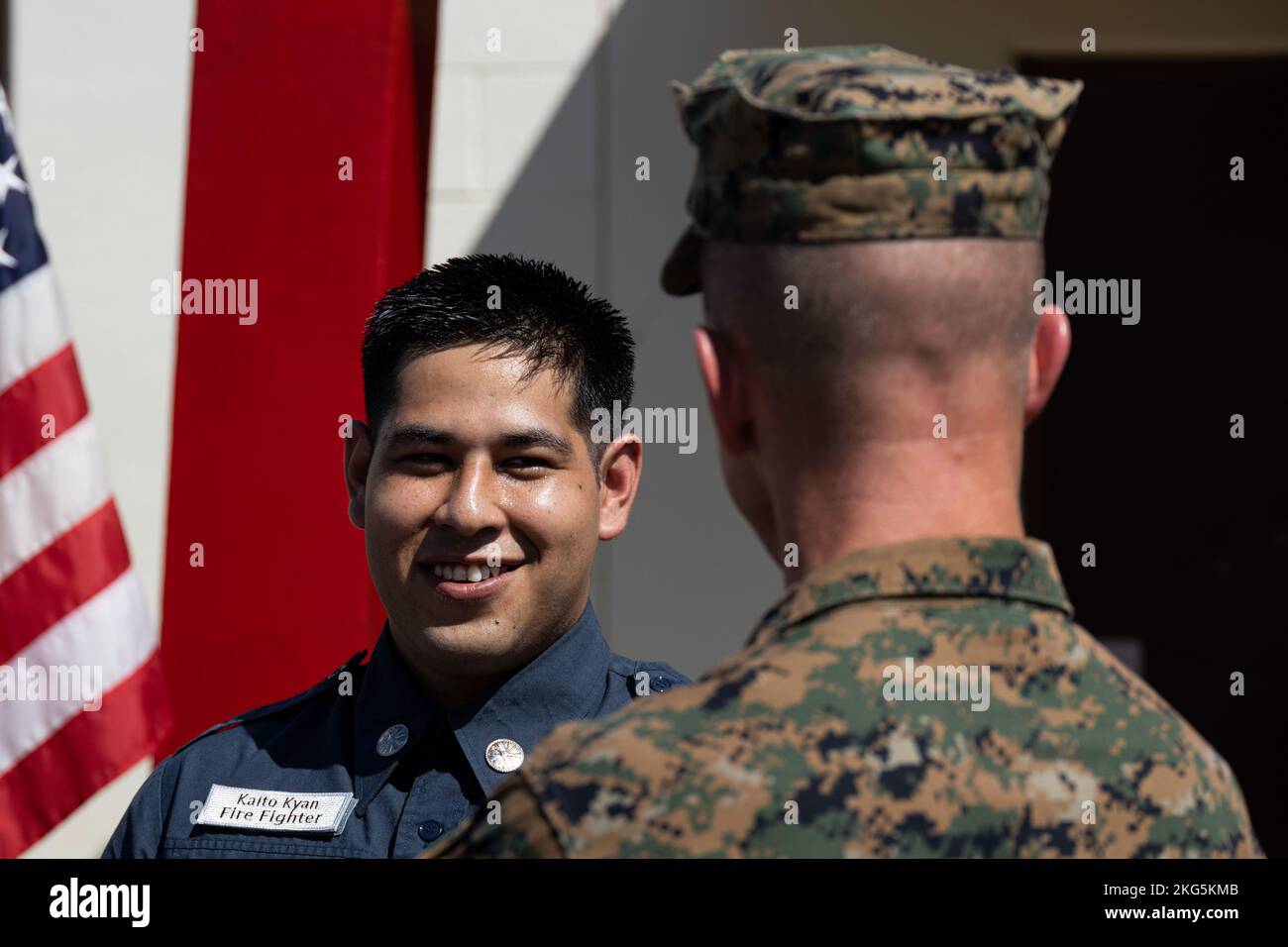 Kaito Kyan, à gauche, pompier avec les installations du corps des Marines Pacific Fire and Emergency Services, s'adresse au général de division du corps des Marines des États-Unis Stephen E. Liszewski, commandant général du MCIPAC, après une cérémonie de remise des prix à la caserne de pompiers de Camp Foster, Okinawa, Japon, le 5 octobre 2022. Kyan a reçu le prix de pompier civil de l'année 2021 du corps des Marines des États-Unis après avoir été nommé par ses pairs pour ses réalisations, son professionnalisme, sa discipline et ses valeurs fondamentales. Il a obtenu deux certifications avancées en matière de lutte contre les incendies, a appris l'anglais comme langue seconde et a servi de mentor pour les pompiers ac Banque D'Images