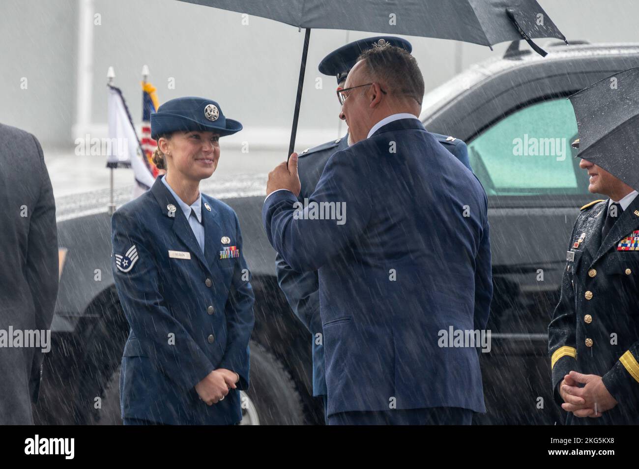 Sergent d'état-major Grace Seddon s'entretient avec le secrétaire américain à l'éducation Miguel Cardona, un natif du Connecticut, qui voyageait avec le vice-président Kamala Harris en passant par la base de la Garde nationale aérienne de Bradley, à East Granby, CT, pour un discours sur 5 octobre 2022. Il a été demandé à Seddon de faire partie de la ligne de réception en tant que membre de l’année de l’escadre du transport aérien de 103rd pour ses contributions à l’opération alliés Bienvenue. Banque D'Images