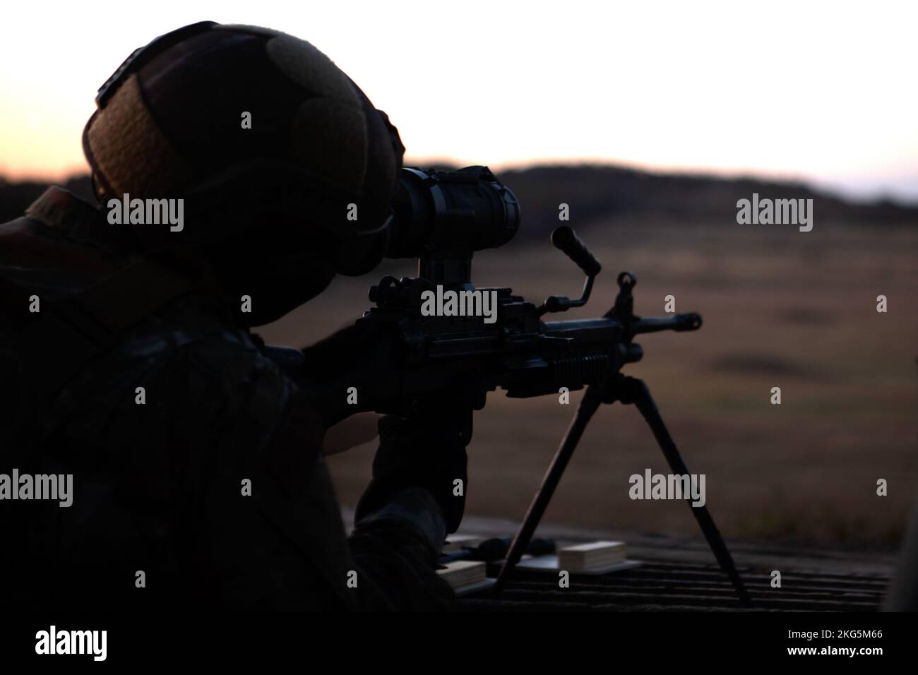 U.S. Air Force Airman First Class Devonte Wartell vérifie son champ d'application thermique sur une mitrailleuse légère de M249 avant un exercice nocturne de tir en direct dans le cadre du cours de mitrailleuse légère à la réserve d'entraînement militaire de la base conjointe San Antonio-Camp Bullis, Texas, le 5 octobre 2022. Le cours de deux semaines se termine par une familiarisation avec les armes à feu vivant de trois jours dans plusieurs conditions conçues pour préparer les étudiants aux exigences de la première journée de mission dans les futurs lieux où cette formation n'est pas disponible. Banque D'Images