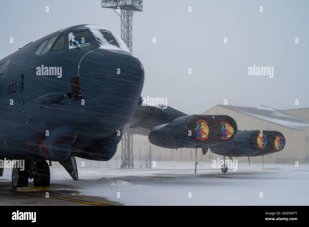 La B-52H Stratoforteresse attend garée dans le stationnement principal lors d'une tempête de neige à la base aérienne de Minot, Dakota du Nord, le 10 novembre 2022. Pendant la tempête, les températures ont atteint -4° (U.S. Air Force photo par Airman 1st classe Alexander Nottingham) Banque D'Images