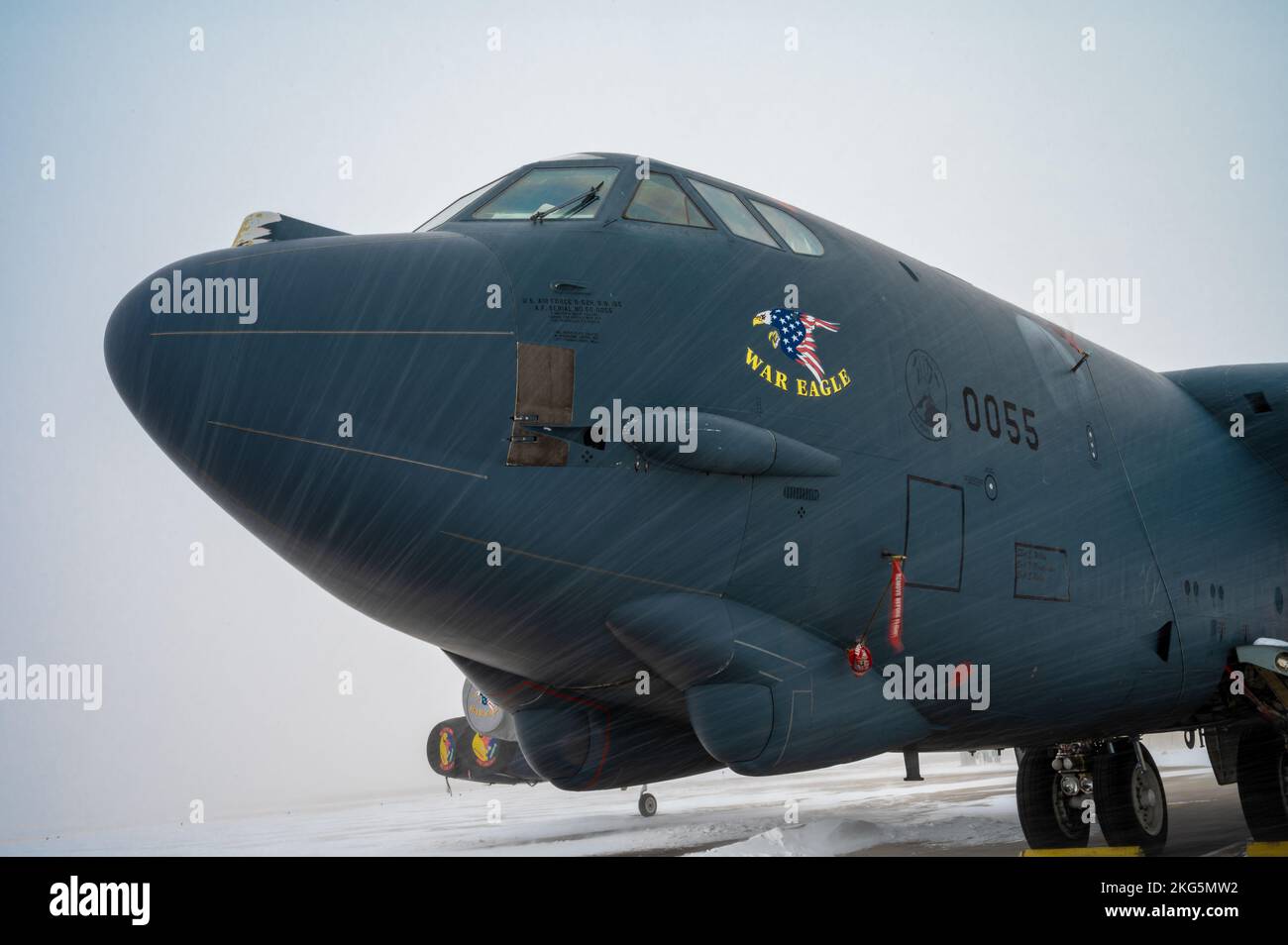 La B-52H Stratoforteresse attend garée dans le stationnement principal lors d'une tempête de neige à la base aérienne de Minot, Dakota du Nord, le 10 novembre 2022. Pendant la tempête, les températures ont atteint -4° (U.S. Air Force photo par Airman 1st classe Alexander Nottingham) Banque D'Images