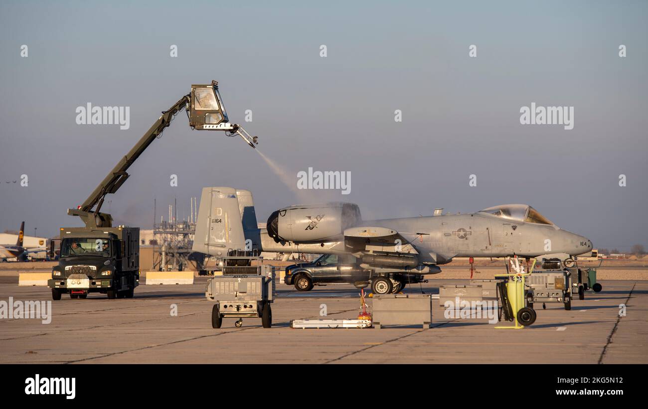 Les aviateurs du 124th Escadron de maintenance d'aéronefs décient un Thunderbolt II A-10 avant un vol matinal à Gowen Field, Boise (Idaho), le 19 novembre 2022. L'avion était en train d'être prêt à effectuer un survol du match de football entre l'université d'État du Montana et l'université du Montana à Bozeman, Montana. (É.-U. Photo de la Garde nationale aérienne par le Sgt principal. Joshua C. Allmaras) Banque D'Images