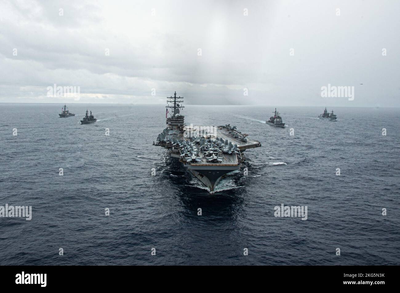 221120-N-RQ159-1882 MER DES PHILIPPINES (NOV 20, 2022) le seul porte-avions de la marine américaine, le USS Ronald Reagan (CVN 76), vole en formation avec le destroyer de missiles guidés de la classe Arleigh Burke, le USS Milius (DDG 69), le navire de la Force d’autodéfense maritime du Japon, le JS Setogiri (DD 156), le navire de missile guidé de la classe Ticonderoga, le navire de la Royal Navy (CG 62) et le navire de la Royal Navy (navire de ravitaillement en missiles guidés de la Royal Navy). HMAS statwart (A304), dans la mer des Philippines, novembre 20. Ronald Reagan, le navire amiral du Carrier Strike Group 5, fournit une force prête au combat qui protège et défend les États-Unis, et le souper Banque D'Images