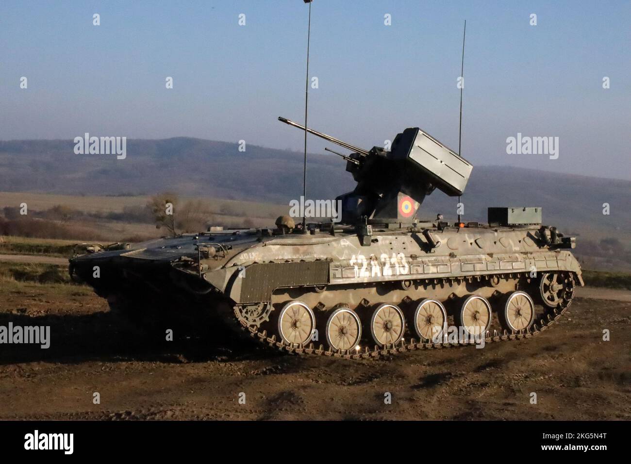 Compagnie Dagger, 1st Bataillon, 26th Régiment d'infanterie, 2nd Brigade combat Team, 101st Airborne Division (Air Assault) et 280th Roumain Mechanized Battalion mènent des opérations militaires en terrain urbain (MOUT) exercices d'entraînement situationnel (STX) pendant l'exercice Justice Sword en Roumanie du 23 octobre au 10 novembre 2022. Le juge Sword, un exercice de formation conjoint au Centre national de formation mixte roumain, construit et améliore l'interopérabilité et la létalité de la Brigade de grève et de nos homologues roumains. L’engagement des États-Unis à défendre le territoire de l’OTAN est irréfutable et l’Uni Banque D'Images