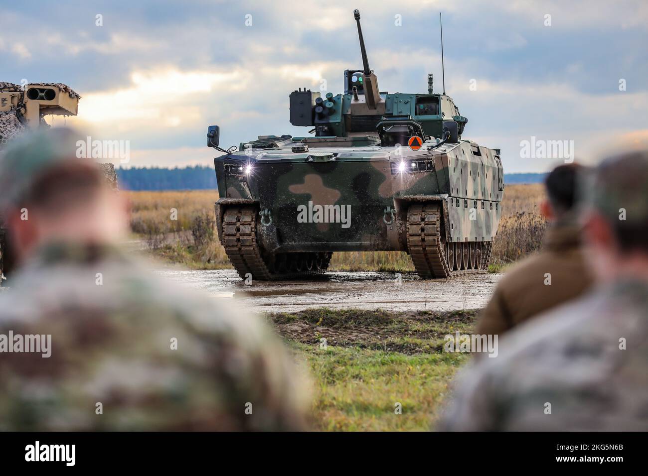 Présence avancée renforcée de l'OTAN le groupement tactique Pologne ajoute le véhicule de combat d'infanterie polonais, le Borsuk (Badger) à son arsenal pour la Brigade d'infanterie mécanisée 15th des forces armées polonaises, qui se présente lors de la cérémonie de dévoilement devant les participants, dont le vice-Premier ministre polonais, Mariusz Błaszczak, Le ministre de la Défense nationale s'est joint aux soldats américains affectés au 3rd Bataillon, 8th Cavalry Regiment, 3rd Armored Brigade combat Team, 1st Cavalry Division (3-1 ABCT), sous le contrôle opérationnel de la 1st Infantry Division (1 ID), forces armées polonaises 15th Mechanized Infantry Banque D'Images