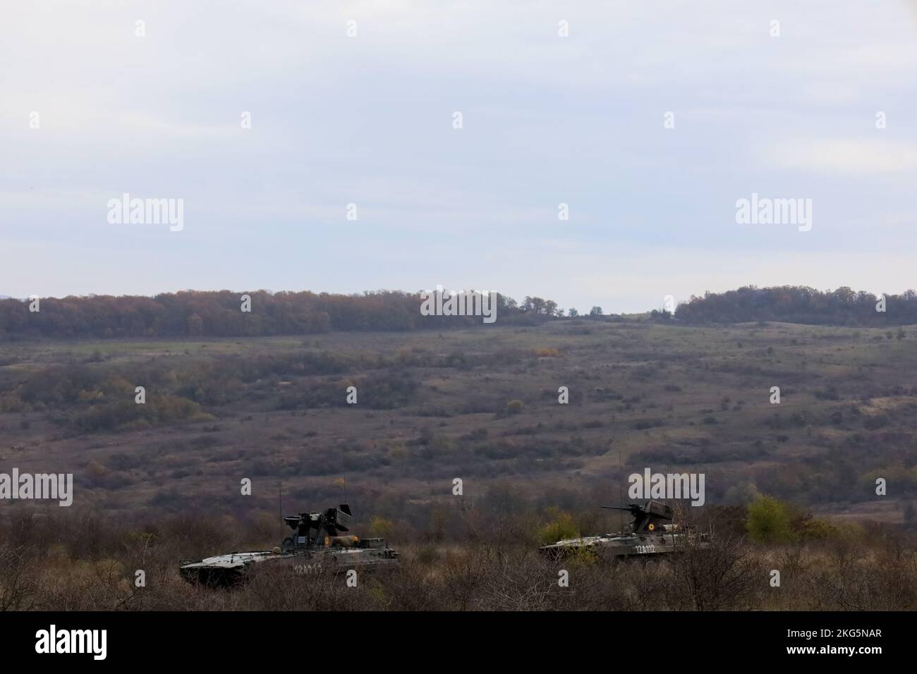 Compagnie Dagger, 1st Bataillon, 26th Régiment d'infanterie, 2nd Brigade combat Team, 101st Airborne Division (Air Assault) et 280th Roumain Mechanized Battalion mènent des opérations militaires en terrain urbain (MOUT) exercices d'entraînement situationnel (STX) pendant l'exercice Justice Sword en Roumanie du 23 octobre au 10 novembre 2022. Le juge Sword, un exercice de formation conjoint au Centre national de formation mixte roumain, construit et améliore l'interopérabilité et la létalité de la Brigade de grève et de nos homologues roumains. L’engagement des États-Unis à défendre le territoire de l’OTAN est irréfutable et l’Uni Banque D'Images