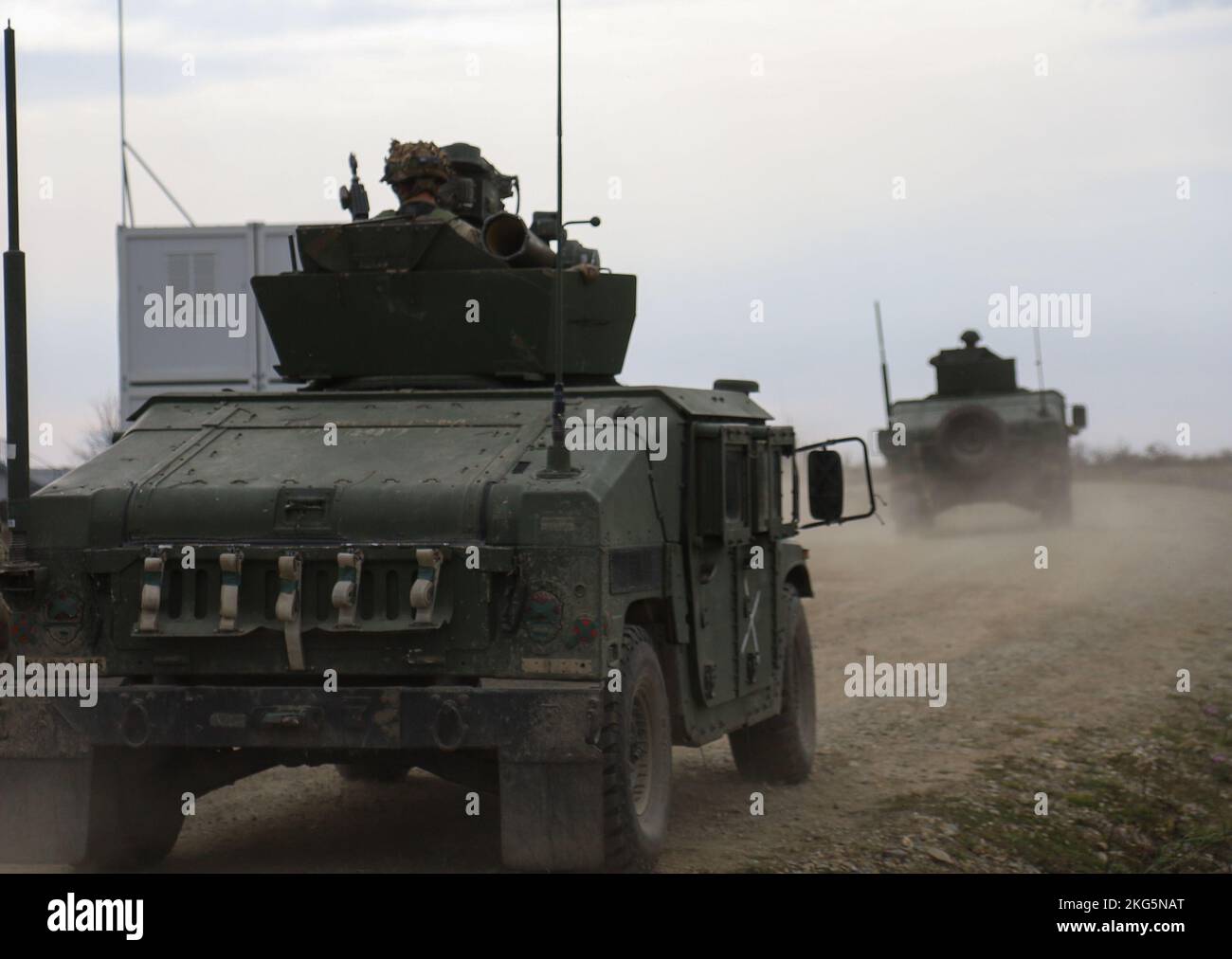 Compagnie Dagger, 1st Bataillon, 26th Régiment d'infanterie, 2nd Brigade combat Team, 101st Airborne Division (Air Assault) et 280th Roumain Mechanized Battalion mènent des opérations militaires en terrain urbain (MOUT) exercices d'entraînement situationnel (STX) pendant l'exercice Justice Sword en Roumanie du 23 octobre au 10 novembre 2022. Le juge Sword, un exercice de formation conjoint au Centre national de formation mixte roumain, construit et améliore l'interopérabilité et la létalité de la Brigade de grève et de nos homologues roumains. L’engagement des États-Unis à défendre le territoire de l’OTAN est irréfutable et l’Uni Banque D'Images