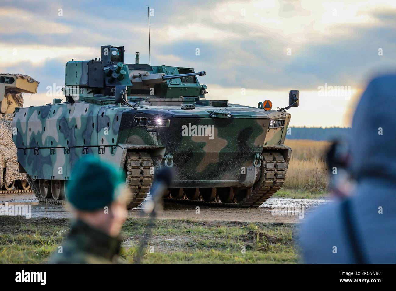 Le groupement tactique de l'OTAN renforcé pour la présence avancée la Pologne ajoute le nouveau véhicule de combat d'infanterie polonais, le Borsuk (Badger) à son arsenal pour la Brigade d'infanterie mécanisée 15th des forces armées polonaises, Manœuvres sur l'aire de tir pour une démonstration d'armes lors de la cérémonie de dévoilement devant les participants, y compris le vice-premier ministre de Pologne, Mariusz Błaszczak, ministre de la Défense nationale, a rejoint le bataillon des soldats 3rd, 8th Cavalry Regiment, 3rd Armored Brigade combat Team, 1st Cavalry Division (3-1 ABCT) Contrôlé opérationnellement par la Division d'infanterie de 1st (1 ID), forc. Armée polonaise Banque D'Images